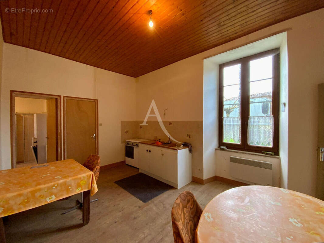 Maison à SAINT-GENIS-DE-SAINTONGE