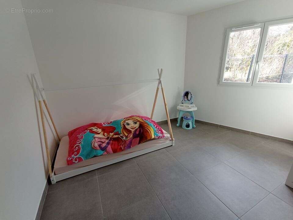 Maison à CREUZIER-LE-VIEUX