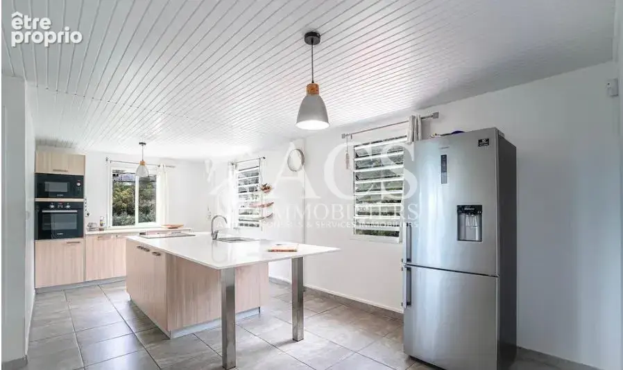 Immense maison à vendre avec 4 chambres à Saint-Joseph - photo 2