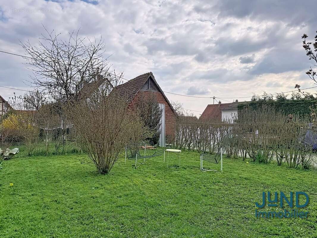 Jardin avant - Maison à UHRWILLER