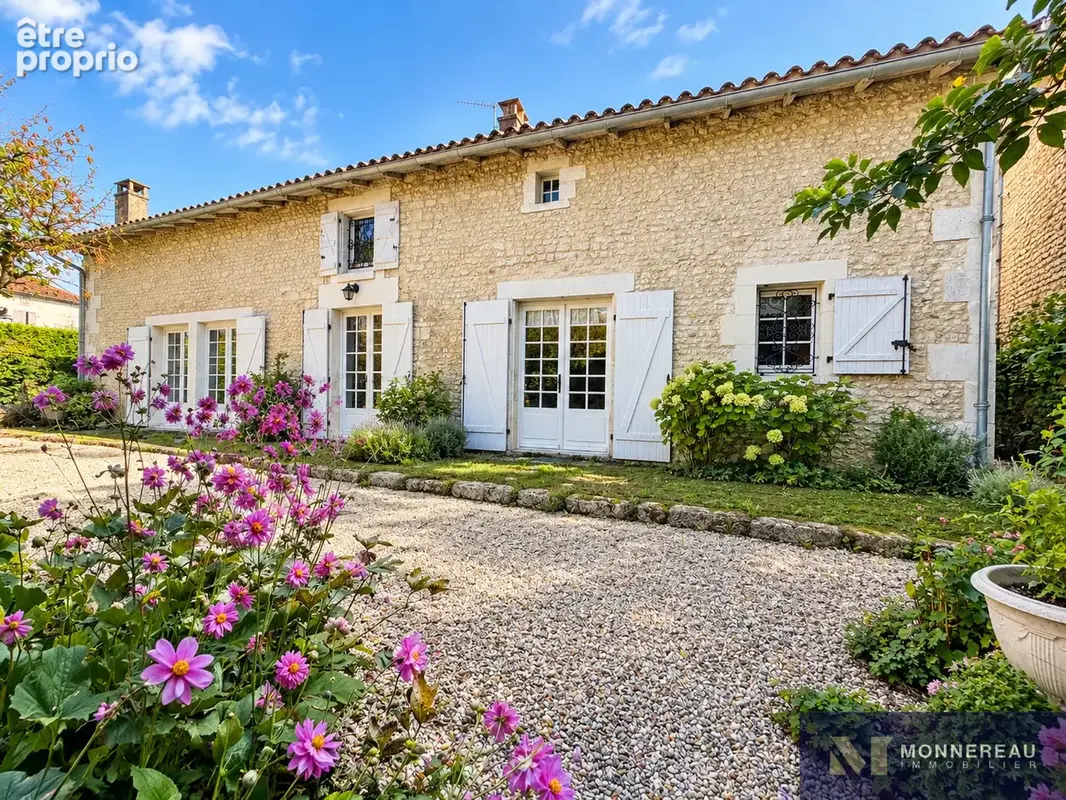 Maison ancienne en coeur de ville avec jardin et garage - photo 2