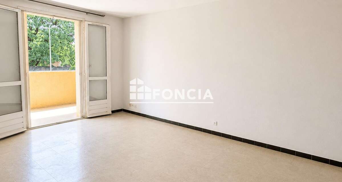 Uzès – Appartement T3 52 m² avec terrasse et parking, résidence sécurisée proche centre - photo 2