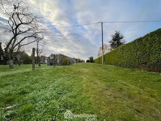 Cette large allée mène...