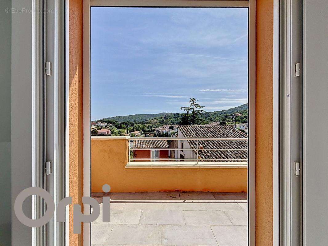 Appartement à ROQUEBRUNE-SUR-ARGENS