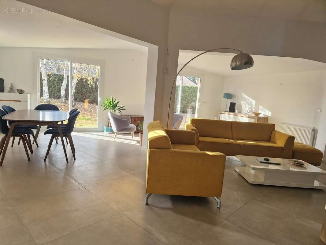 Maison à VOISINS-LE-BRETONNEUX