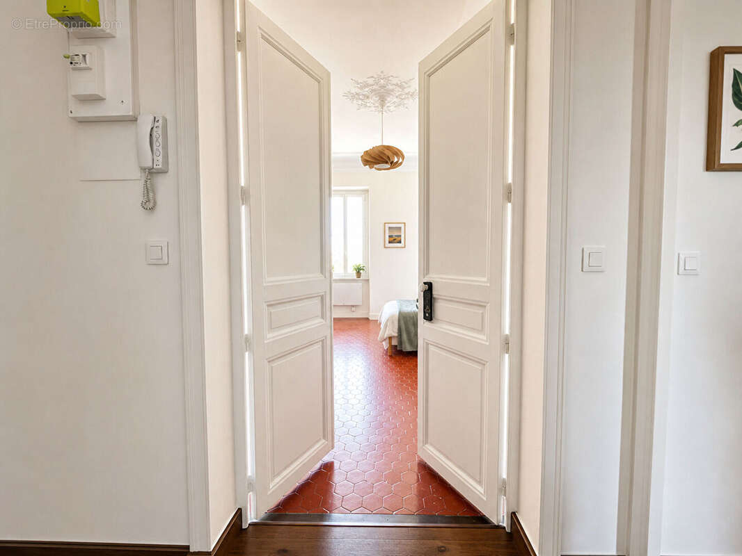 Marseille - Appartement de caractère de 139 m²  Vue mer & Place Jean Jaurès - photo 11