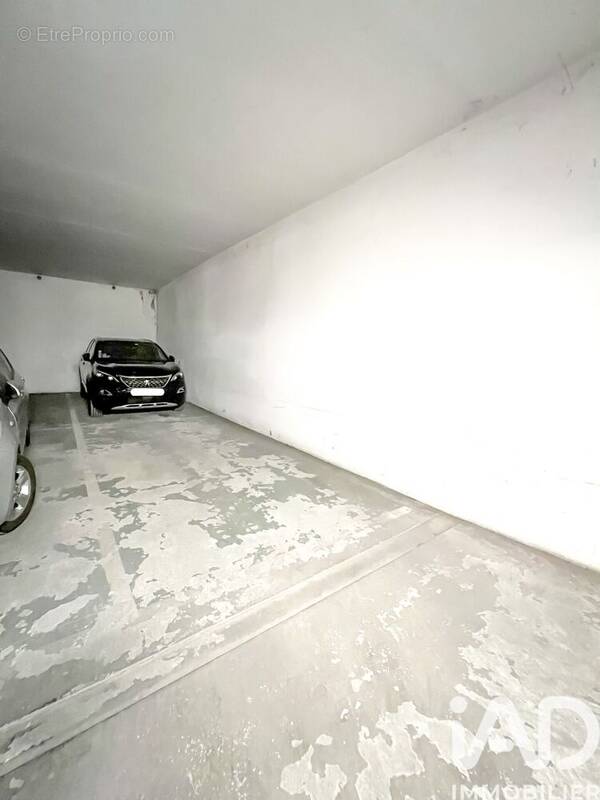 Photo 1 - Parking à LEVALLOIS-PERRET