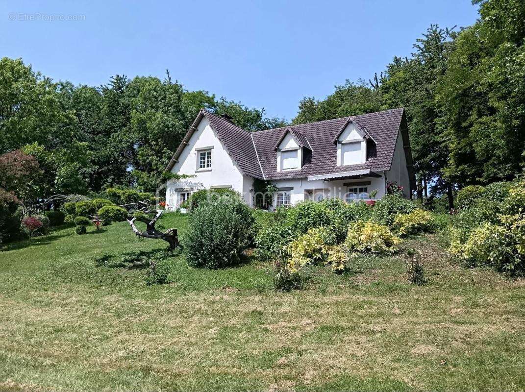  rare à la vente – propriété de caractère avec parc boisé de plus d’1,2 hectare  - photo 2