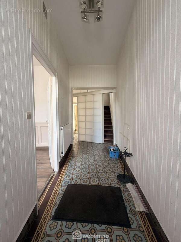 L'entrée distribue ... - Maison à ANIZY-LE-CHATEAU