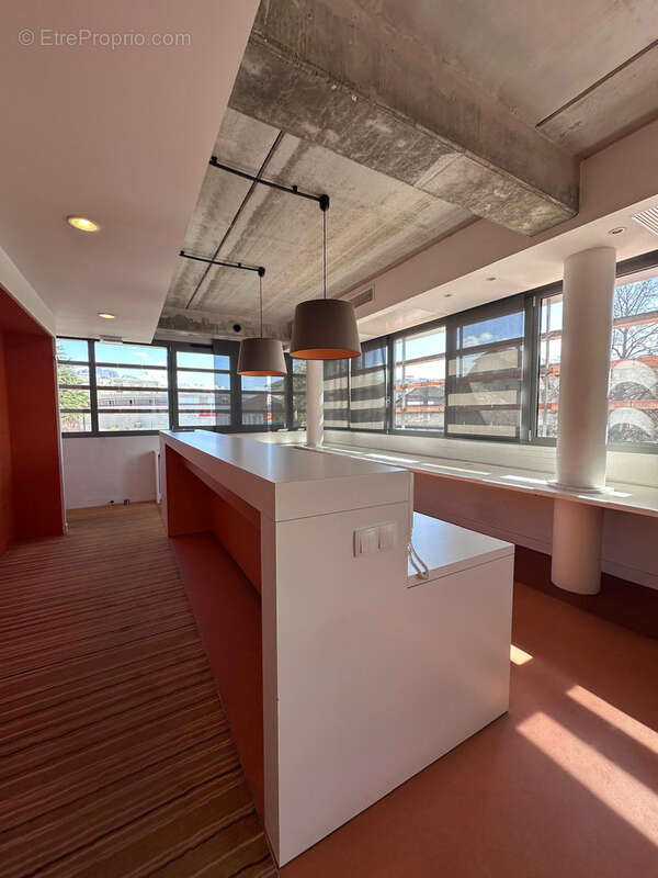 Espace Affaires Premium : Bureaux de plus de 200m2 + stationnements. - photo 3