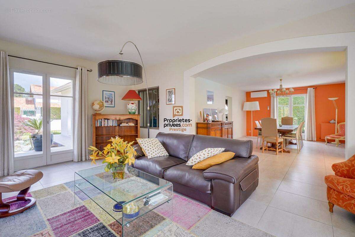 DEPT 33  Mérignac - Maison d'exception 8 pièce(s) 181 m2 avec jardin paysagé et piscine au sel chauffée - photo 2