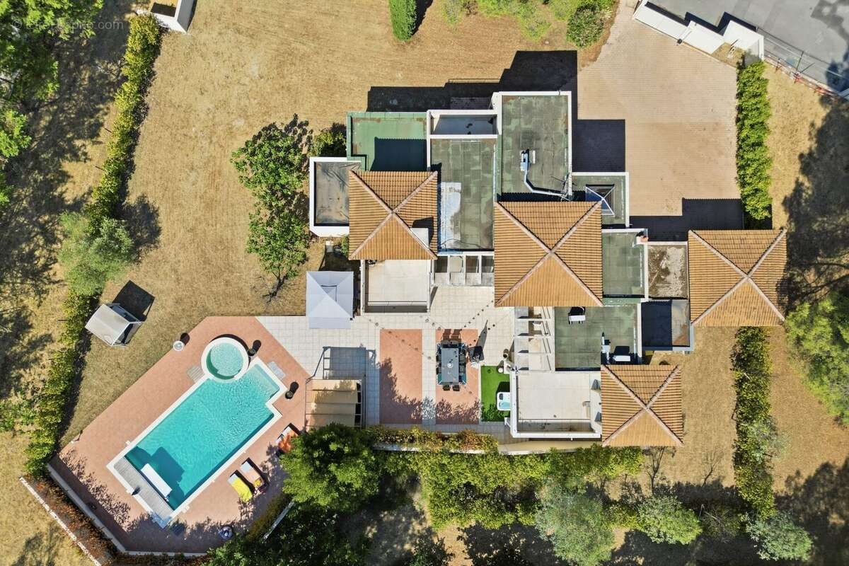 Maison 295 m² à Saint-Clement-De-Riviere  - photo 3