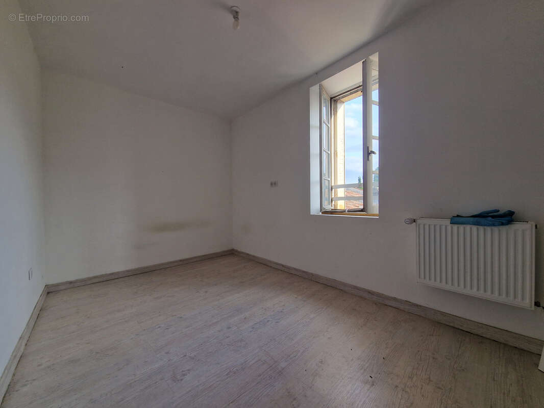 Appartement à BARBEZIEUX-SAINT-HILAIRE