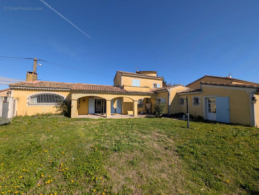 Maison à ENTRAIGUES-SUR-LA-SORGUE