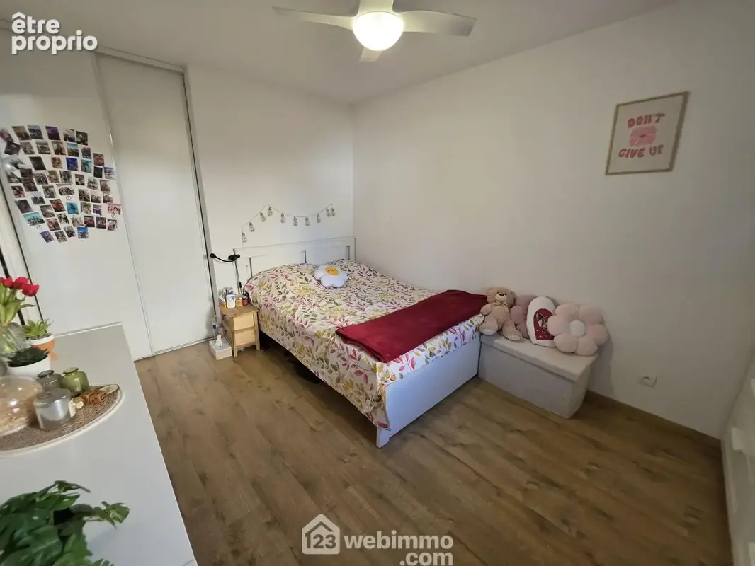 Espace nuit composé d' une chambre avec placard