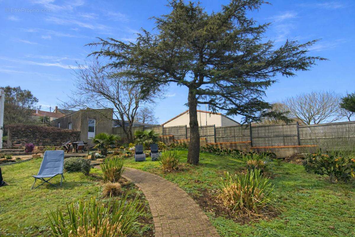 Maison à SAINT-MACAIRE-EN-MAUGES