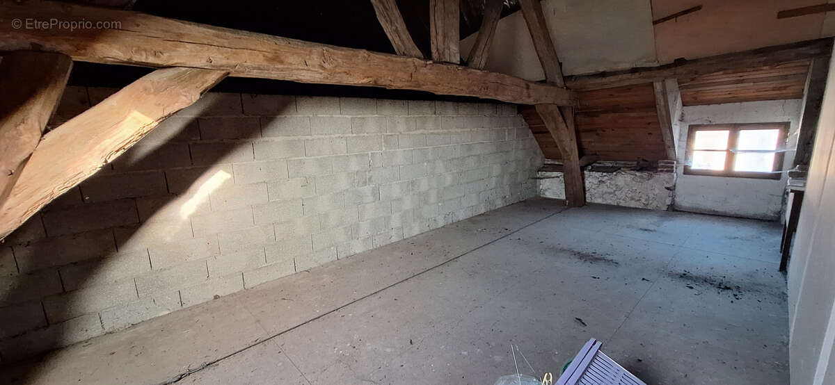 Maison à LAROCHE-SAINT-CYDROINE