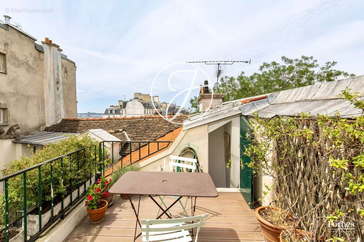 Paris 18e - HAUT MONTMARTRE / PLACE JEAN BAPTISTE CLÉMENT  - Appartement  à vendre - 4 pièces - 90,84m² Carrez - 107,84m² au sol - photo 4