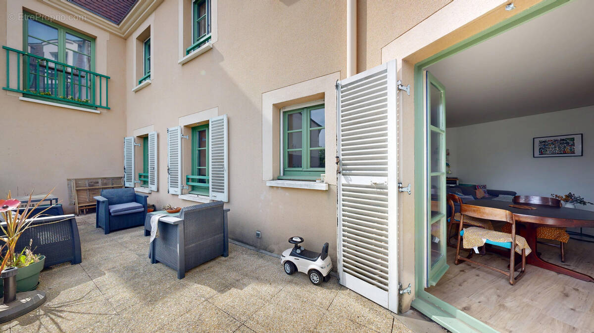 Appartement à NEAUPHLE-LE-CHATEAU