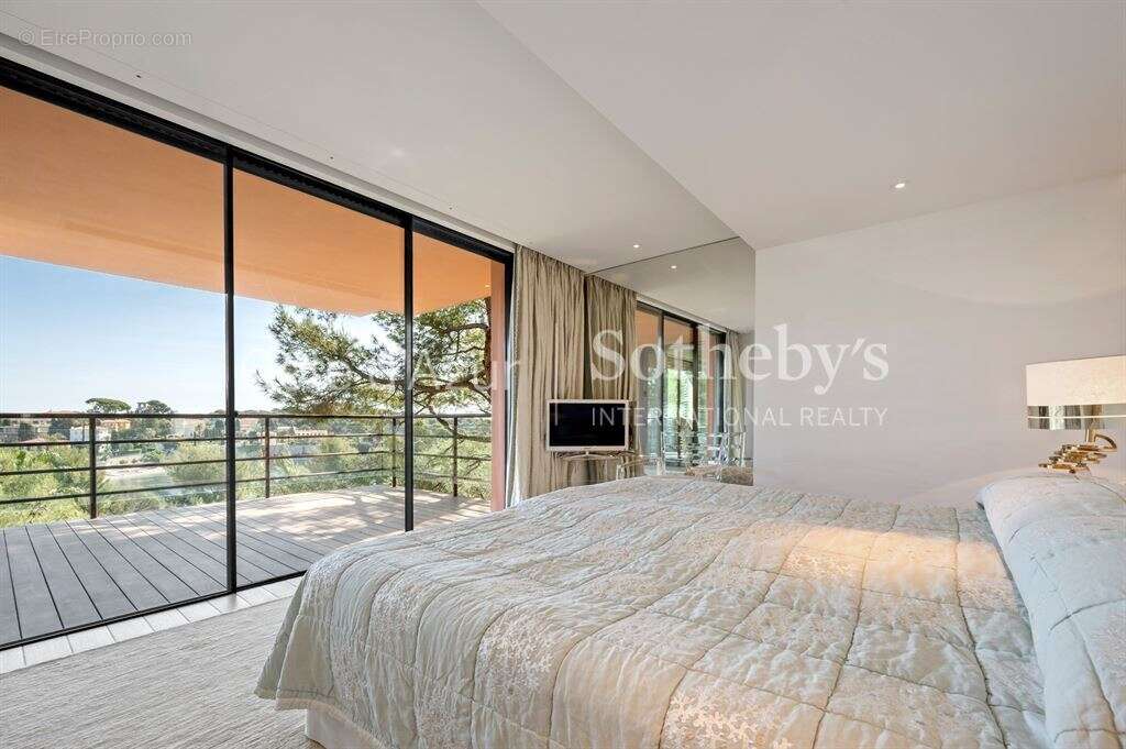 Saint Jean Cap Ferrat, domaine privé avec deux villas, parc paysager, piscine à débordement - photo 12