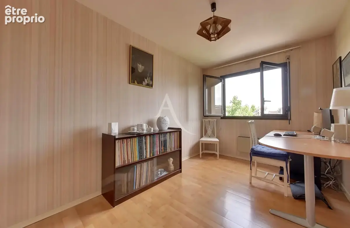 MONTAUBAN, centre ville, T4 traversant, ascenseur au palier, garage, loggia - photo 7