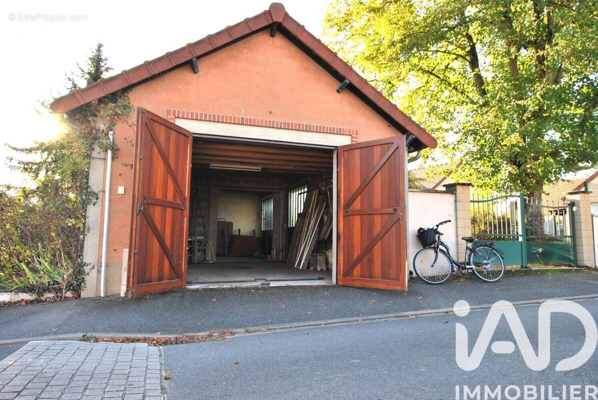 Photo 1 - Parking à OUZOUER-SUR-TREZEE