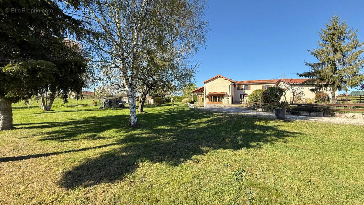Maison à CHAZELLES-SUR-LYON