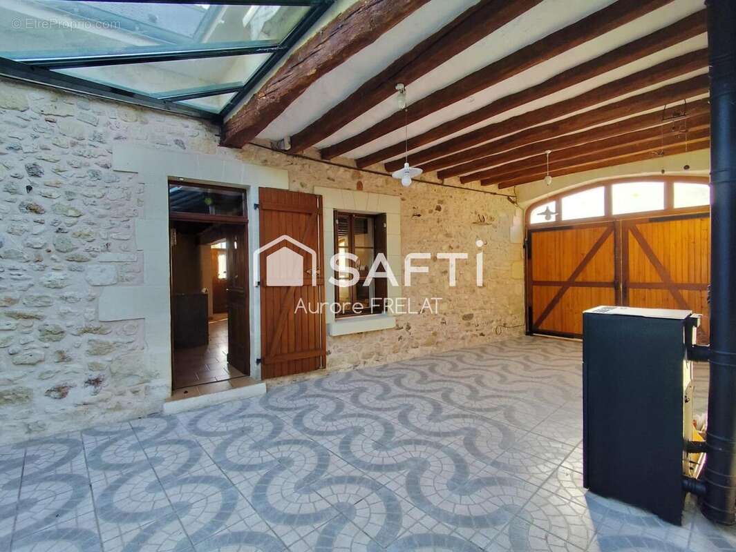 Maison 180 m² à Sainte-Catherine-De-Fierbois  - photo 3