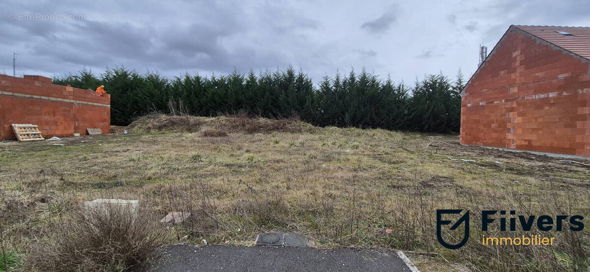 Terrain à MENNECY