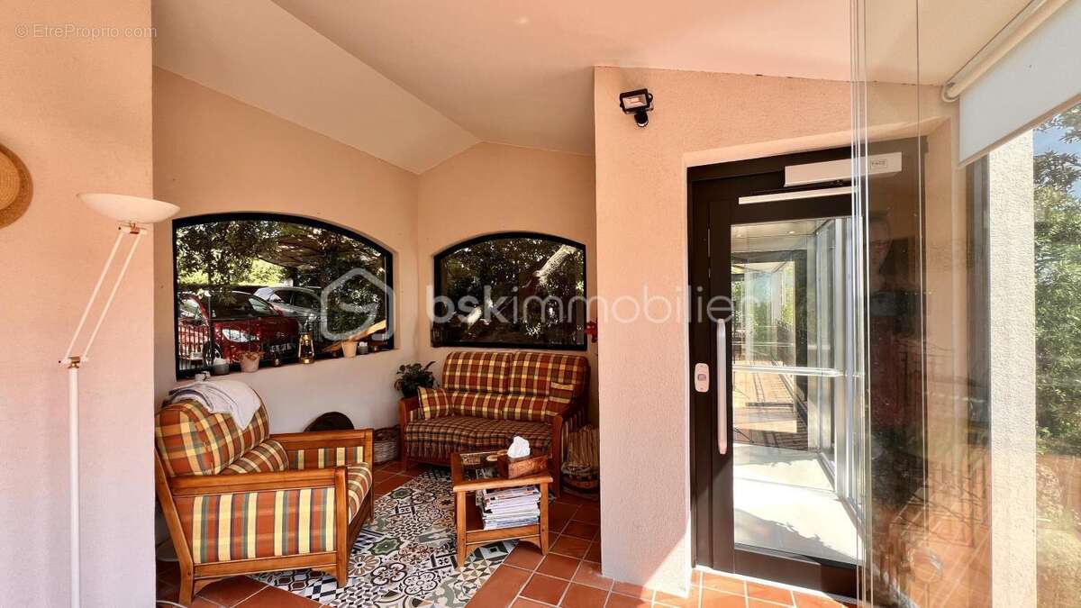 VENCE – Quartier résidentiel très recherché de l'Ara – Élégante villa familiale avec piscine, ascenseur et fort potentiel de div - photo 6