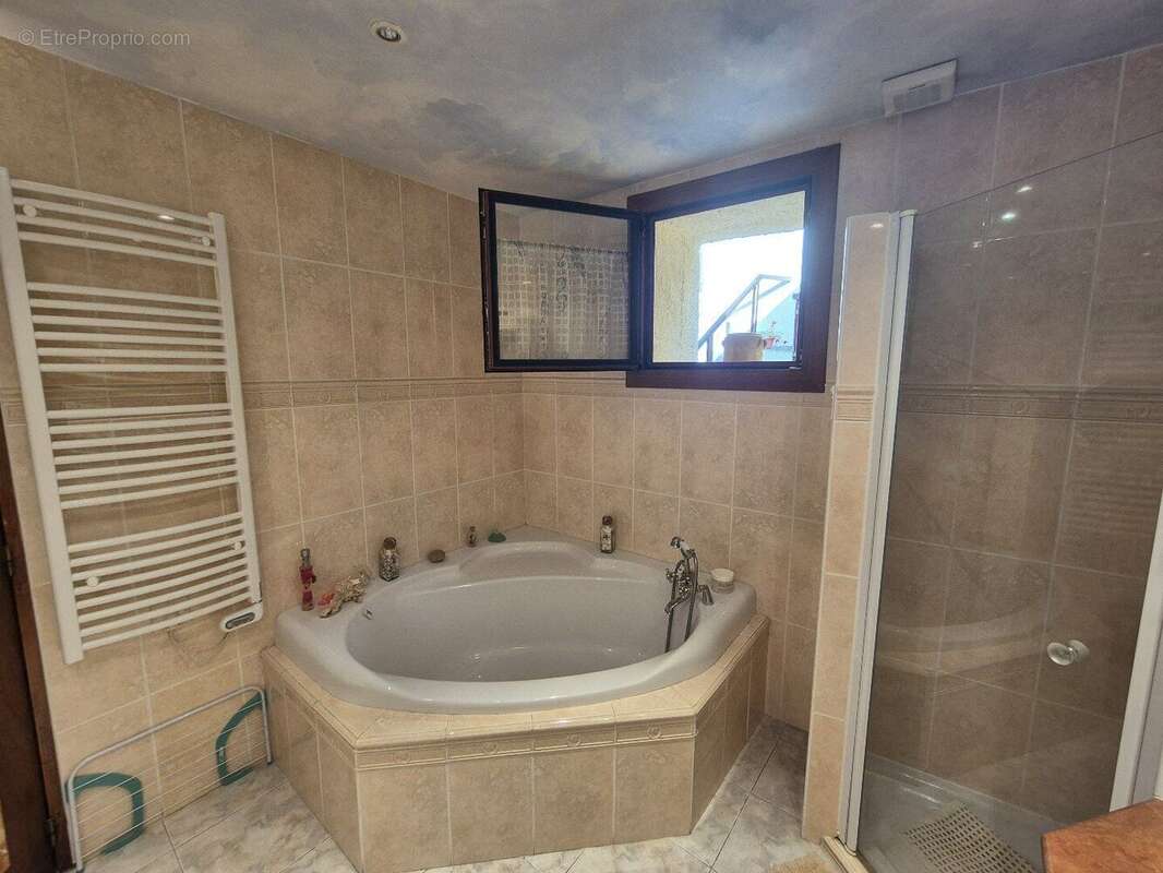 Maison T7 de 180 m² avec patio et jardin - photo 7
