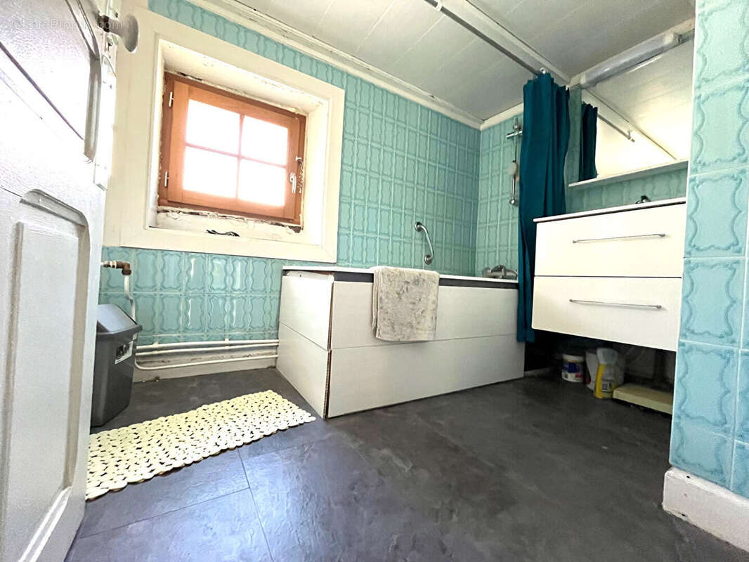 Maison à VIC-SUR-CERE