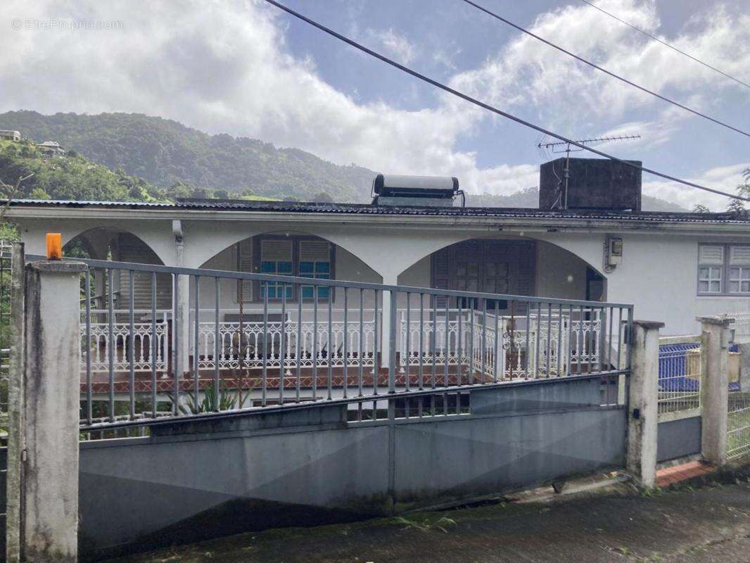 À vendre : Maison spacieuse de 187 m² à Morne Vert (97226) - Idéal pour le tourisme vert ! - photo 19