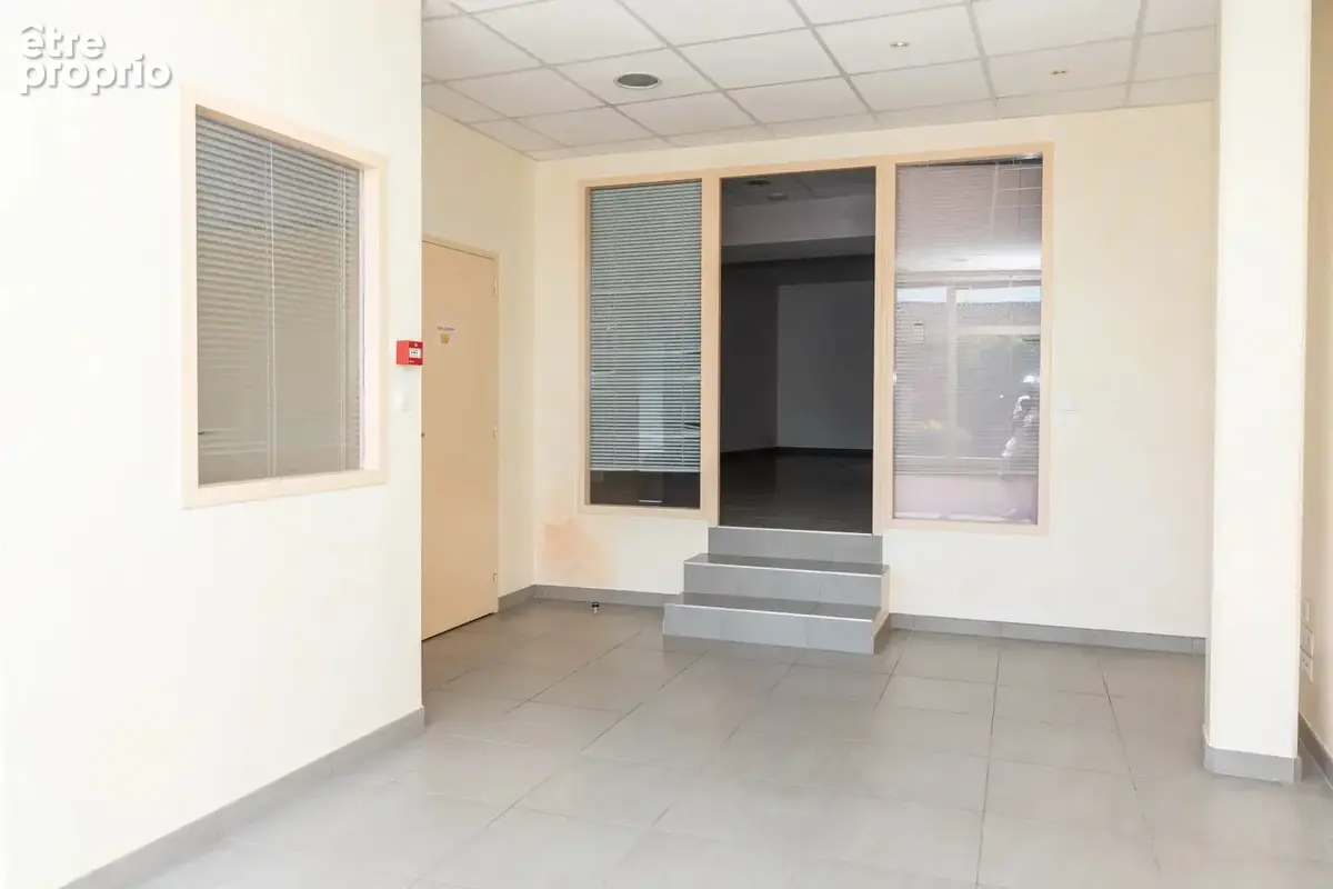 Local professionnel de 68 m² - photo 5