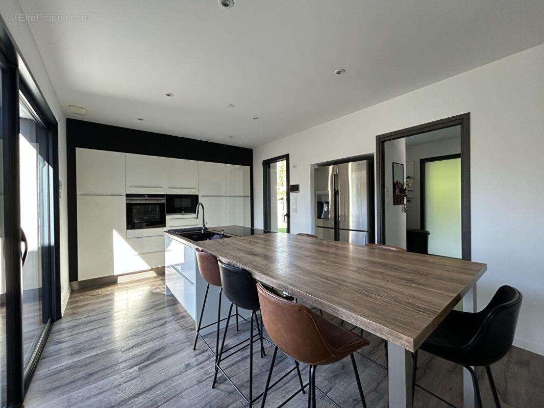 Maison à LA CHAPELLE-BASSE-MER