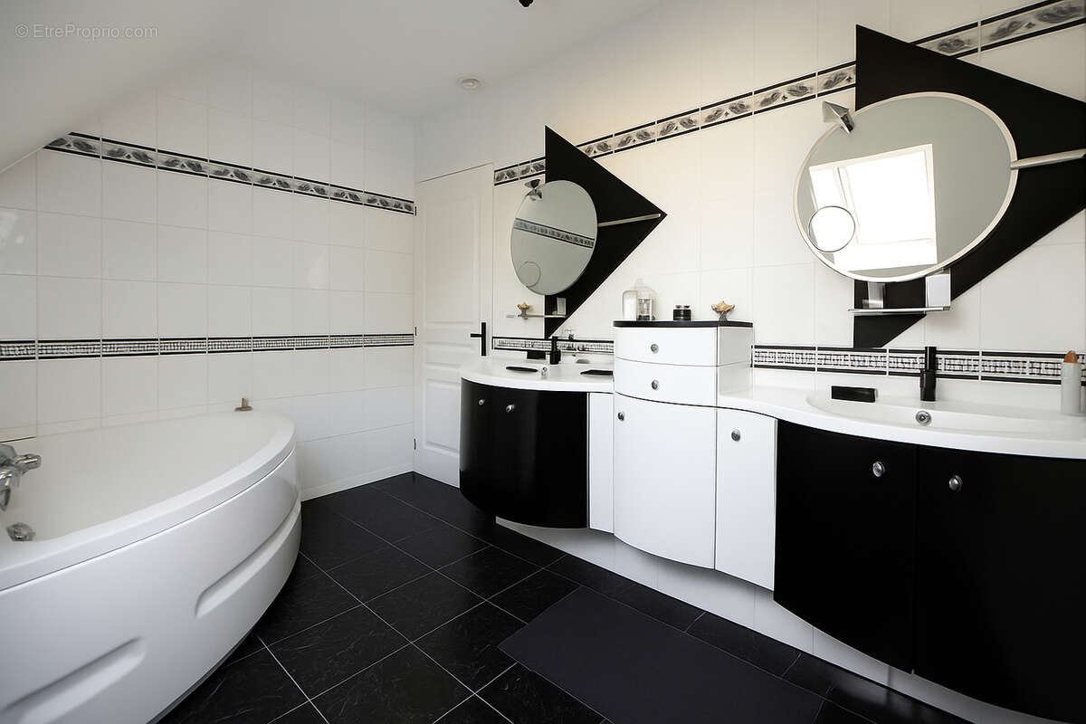 Maison à NEAUPHLE-LE-CHATEAU