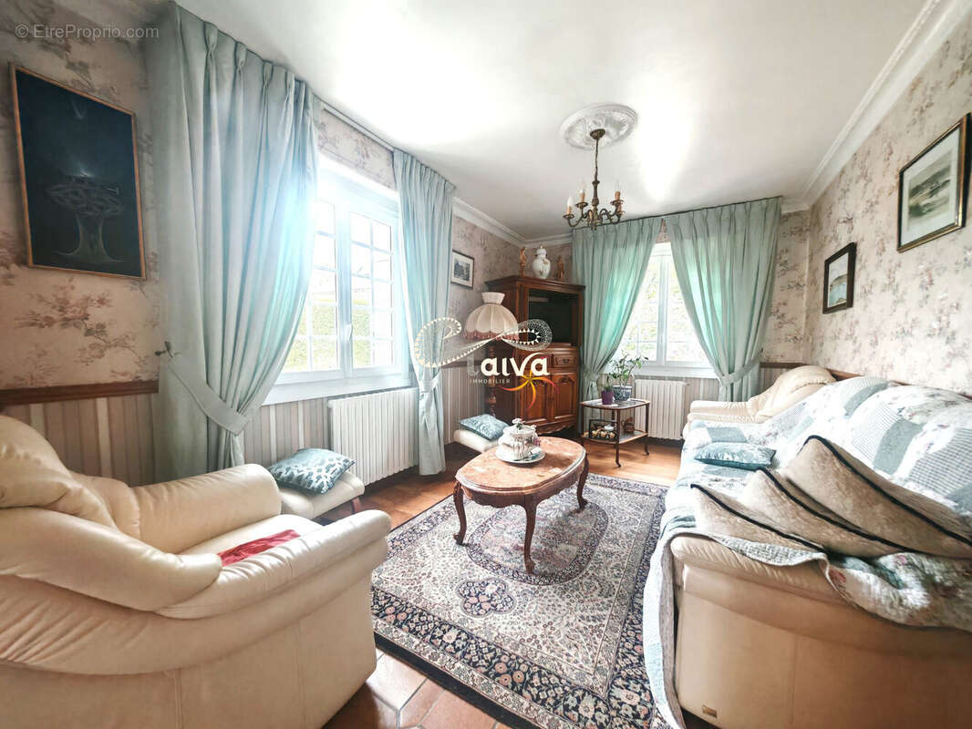 Maison centre ville Dinan, quartier calme, Dynamo, maison familiale avec 4 chambres, jardin, sous-sol, grande pièce de vie, lumineuse - Maison à DINAN