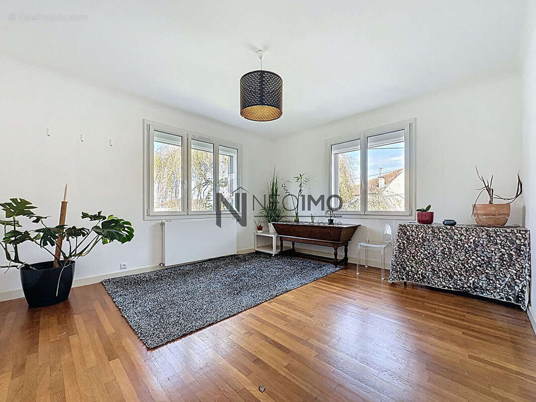 Maison à NEUFCHATEAU