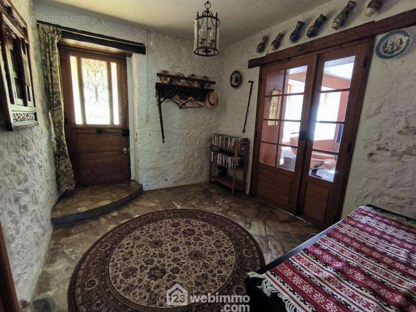 Elle se compose d'une belle entrée - Maison à MONT-NOTRE-DAME