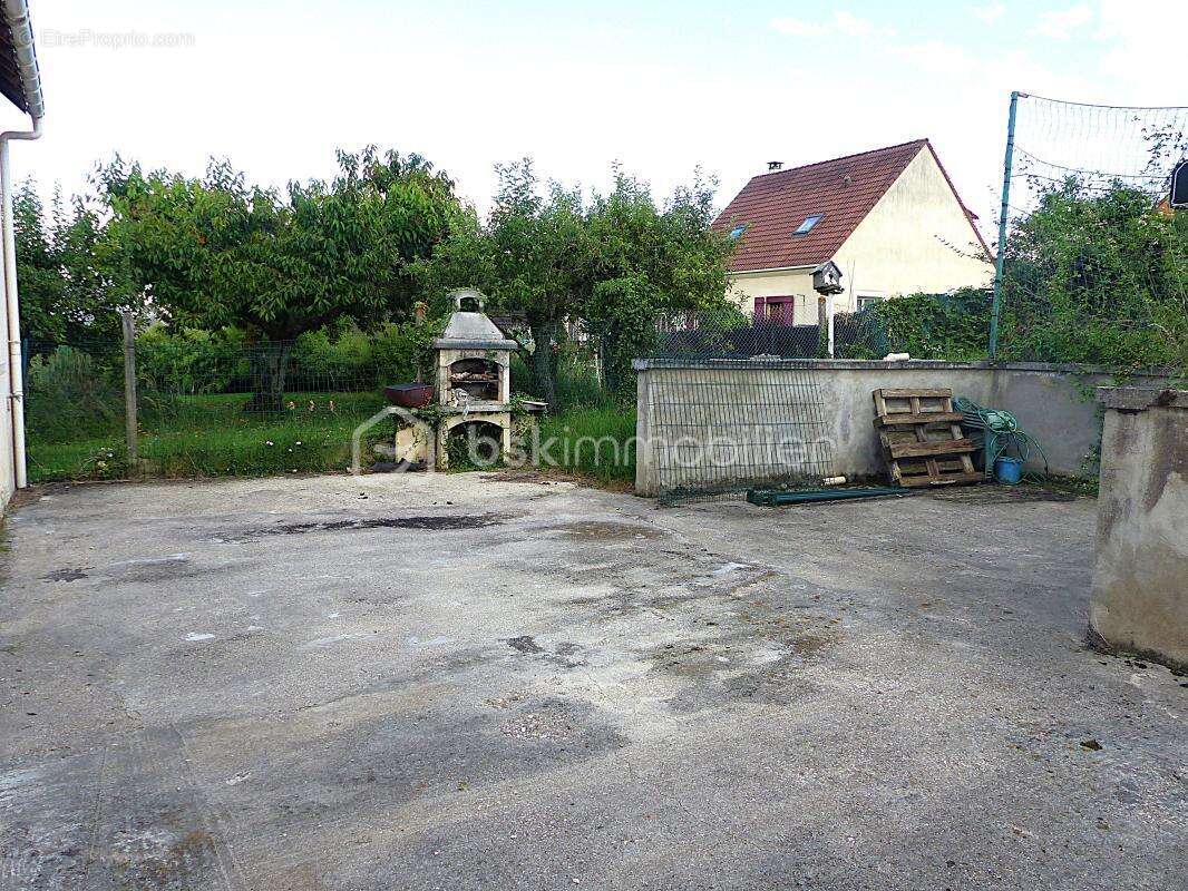 Maison à AILLANT-SUR-THOLON