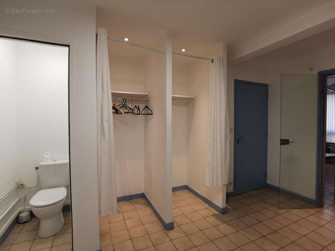   - Commerce à AUBENAS