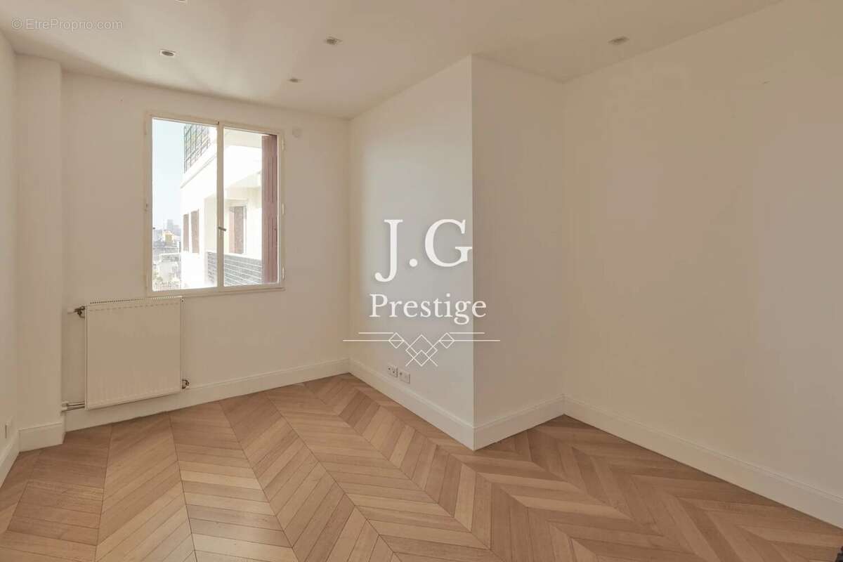 Appartement à PARIS-16E
