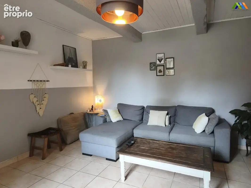 Salon chaleureux avec vue sur le jardin