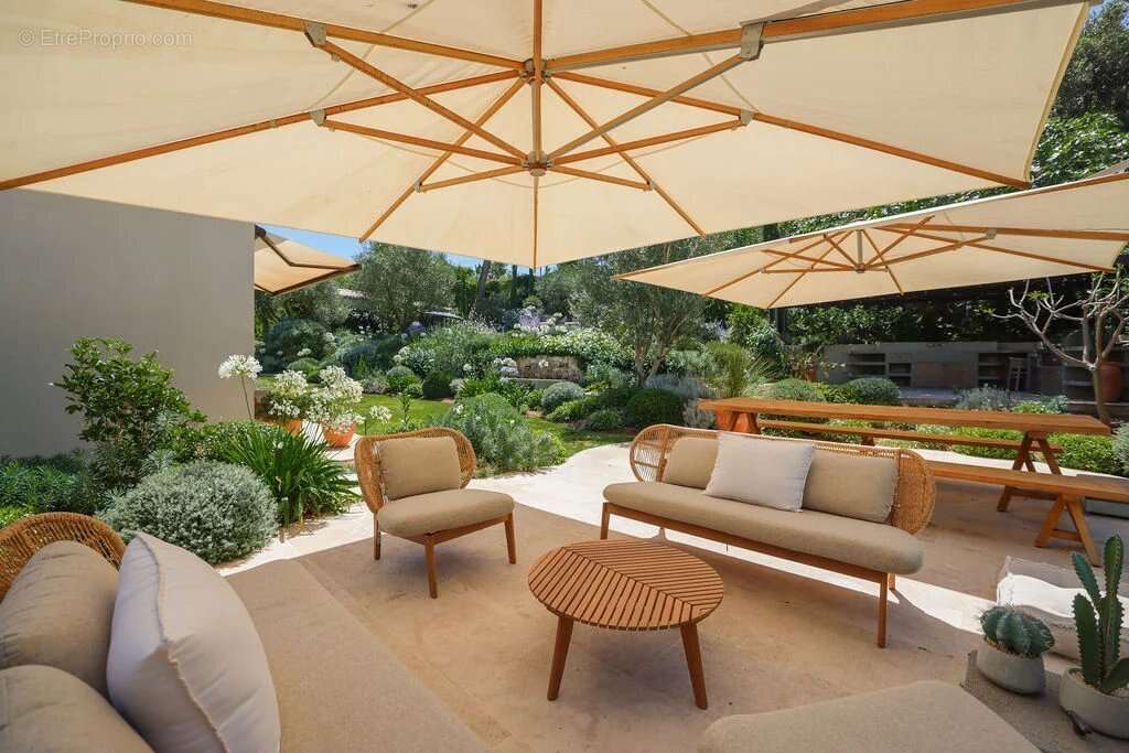 Le Cannet - Quartier résidentiel - Elégante villa de plain-pied avec jardin luxuriant , piscine. Calme absolu - photo 37