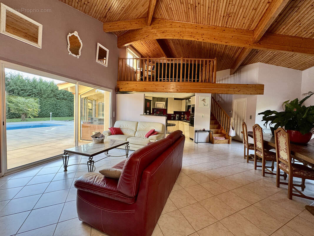 Maison à SAINT-ETIENNE-DE-FOUGERES