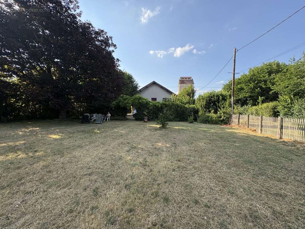 Terrain 553 m² à Beaurepaire  - photo 2