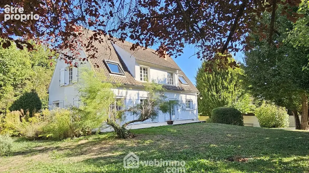 Venez découvrir cette belle maison d'une surface de 161 m².