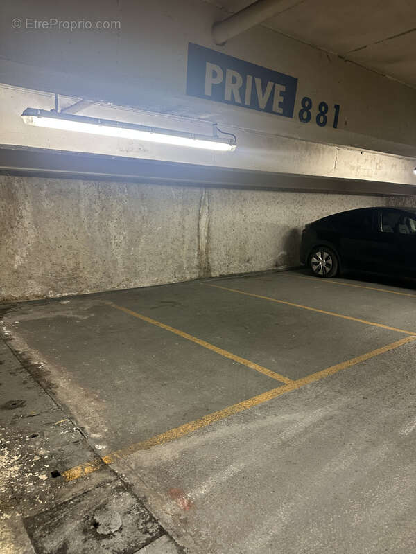Parking à PARIS-9E