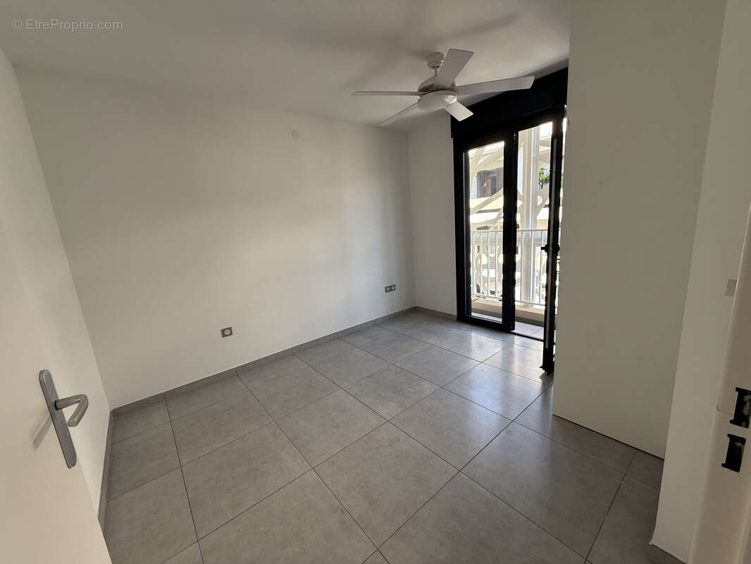 F4 de 78  m2 et terrasse 19 m2 en centre ville Saint Denis. - photo 6