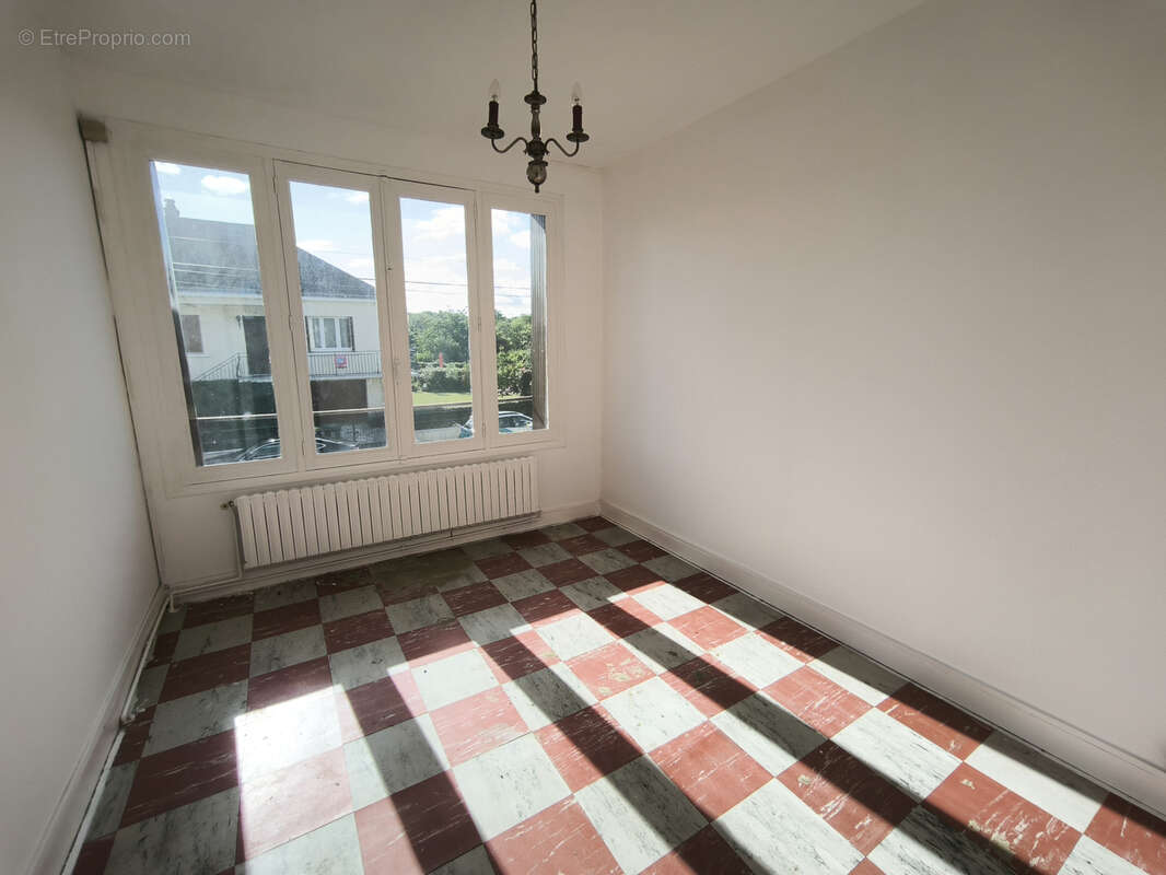 Maison sur sous-sol de 118 m2 avec jardin de 1076m2 en plein centre - photo 3